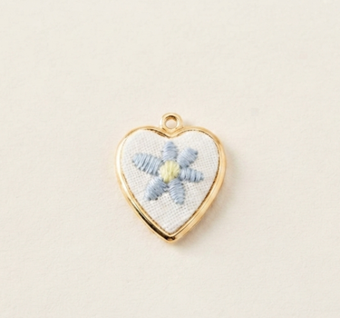 CHARM CORAZÓN BORDADO